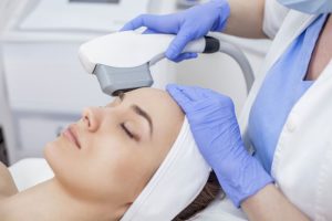 Épilation laser, épilation définitive, injections Botox, acide hyaluronique, cryolipolyse, rajeunissement cutané, relâchement cutané, taches pigmentaires, couperose, erythrose, lasers, traitements vasculaires, détatouage, radiofréquence, LED, membres inférieurs, val d’Europe, serris, 77700