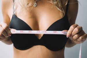 Intervention d'augmentation mammaire pour augmenter le volume des seins