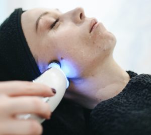 Intervention de chirurgie dermatologique pour traiter les lésions cutanées