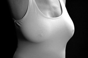 Intervention de lipofilling mammaire pour augmenter le volume des seins naturellement